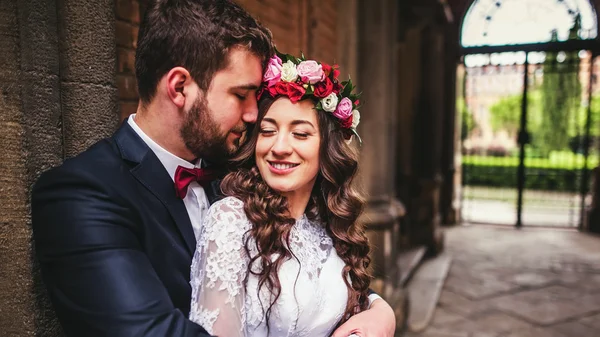 Noivo e noiva perto das colunas — Fotografia de Stock