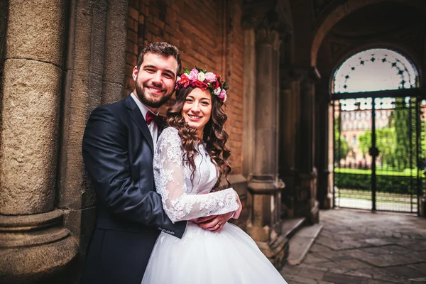 Vőlegény és menyasszony közelében az oszlopok — Stock Fotó