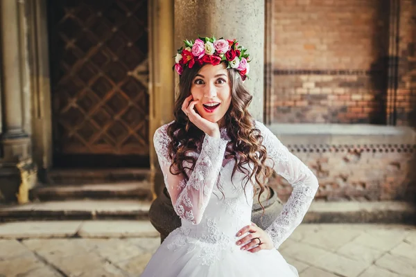 Sposa vicino alla colonna — Foto Stock