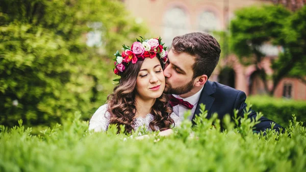 Bride & groom in park — Stock Photo, Image