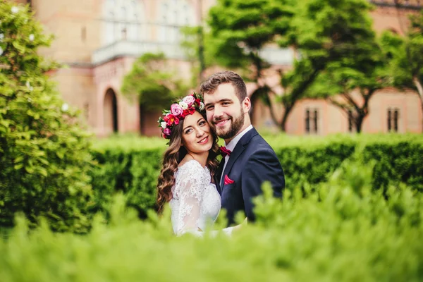Nevěsta & ženicha v parku — Stock fotografie