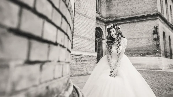 Невеста с венком — стоковое фото