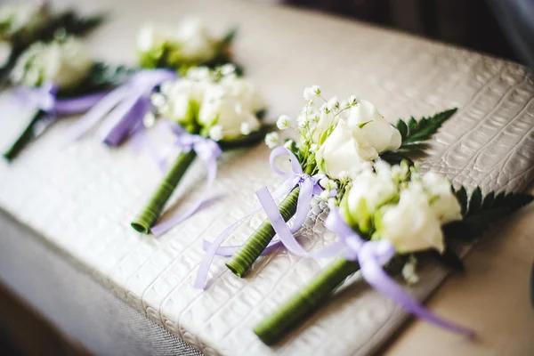 Bruiloft boutonnieres met witte rozen — Stockfoto