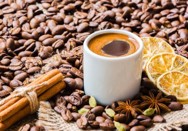 kahve tarçın, yıldız anason, Kakuleden ve limon ile 