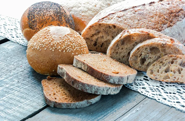 ekmek ve ahşap bir gemide yalan buns