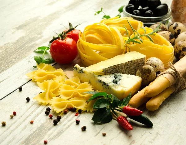 Comida em uma mesa — Fotografia de Stock