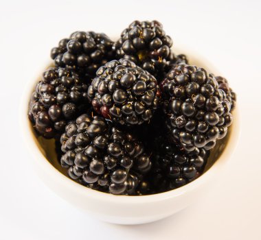 böğürtlen bir masaya bir tabak içinde