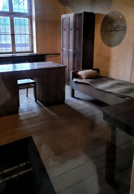 20 Ağustos 2022 'de Polonya' nın Auschwitz kentinde, eski toplama kampı sembolü olan trajedi ve anıların bulunduğu yatak masası ve gardırobu olan bir müze sergisinde.