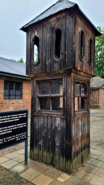 Auschwitz, Polonya 'da 20 Ağustos 2022' de çekilen fotoğrafta eski bir ahşap kabin ya da gözetleme kulesi görünüyor.. 