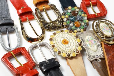 Beyaz bir arka plan üzerinde renkli deri kemerler