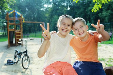 Mutlu çocuklar yaz aylarında Bahçesi