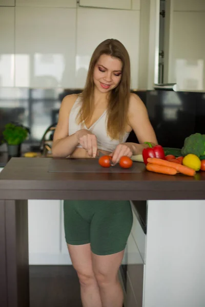 Mujer Joven Deportiva Para Cocina Preparando Una Comida Saludable Una —  Fotos de Stock