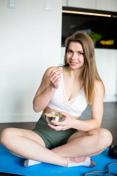 Mujer Joven Deportiva Para Cocina Preparando Una Comida Saludable Una —  Fotos de Stock