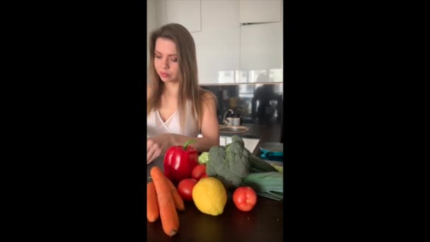 Ung Sportig Kvinna Står Köket Laga Hälsosam Måltid Blandning Grönsaker — Stockvideo