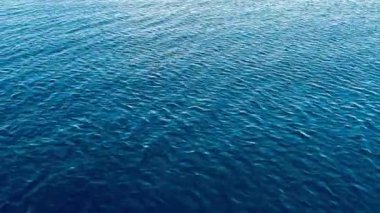 Deniz yüzeyindeki sakinleştirici dalga hareketleri, rahatlama.