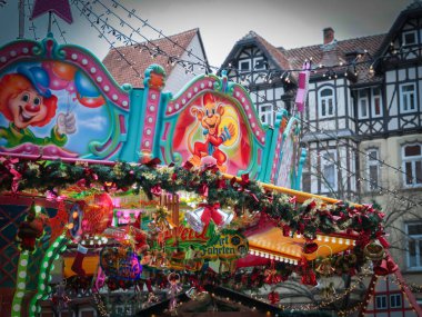 Hann. Mnden, Almanya, 6 Aralık 2025, eski kasabadaki Noel pazarı