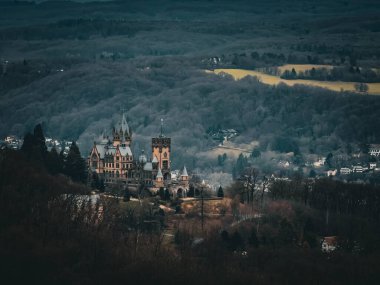 Knigswinter, Almanya, 15 Ocak 2026, Drachenfels tepesindeki Schloss Drachenburg Kuzey RhineWestphalia 'daki Rhine Vadisi' ne bakıyor..
