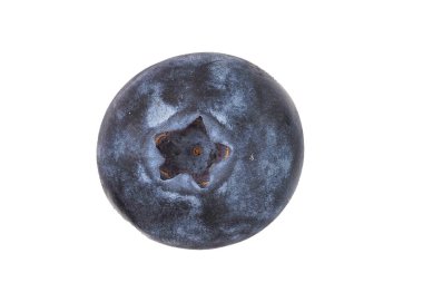 Olgun bir yaban mersininin yakın plan görüntüsü koyu mavi rengini ve doğal ışık altında eşsiz şeklini sergiliyor. Bu meyve sağlık faydaları ve lezzetli tadı ile ünlüdür.