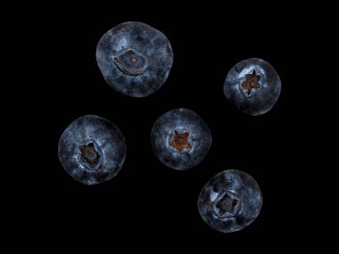 Beş olgun yaban mersini siyah bir zemin üzerinde sergileniyor, yuvarlak şekilleri ve zengin mavi renkleri sergileniyor. Bu böğürtlenler atıştırmak, yemek yapmak ve tatlılara eklemek için idealdir.