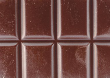 Parlak bir çikolatanın detaylı bir makro fotoğrafı. Yemek, tatlı ve hoşgörü temaları için görüntü katalogları için ideal