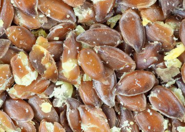 Doğal ışık altında organik keten tohumlarına yakın çekim, doku ve ayrıntıları gösteriyor. Sağlıklı beslenme, sağlık ve doğal yaşam tarzı için sağlıklı bir süper yiyecek konsepti.