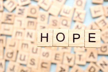 Ahşap harf blokları, kavramsal ve ilham verici temalar için ahşap harfler, ahenk, sembolizm ve yaratıcı tipografi vurgulanan detaylı bir kompozisyon içinde barışı düzenler.