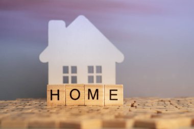 Tahta bloklar küçük bir evin önünde 