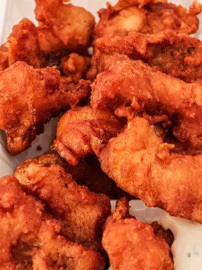 Geleneksel Hollanda Kibbeling fotoğrafı, Altın, kızarmış balık ısırıkları gösteriliyor. Klasik Hollanda sokak yemekleri, mutfak, yemek ve deniz ürünleri temaları için mükemmel.