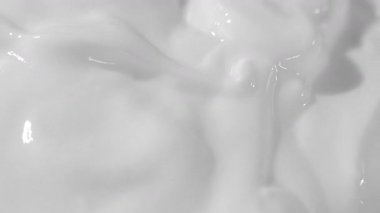 Sağlıklı gıda ve süt ürünleri kavramları için pürüzsüz dokuyu ve doğal tazeliği vurgulayan detaylı bir yakın plan çekimde yakalanmış kremalı yoğurt.