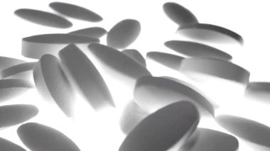 Beyaz Tıbbi Tabletler, Sağlık ve İlaç Hizmetleri Temsilcisi Yavaş Çekimde Düşüyor