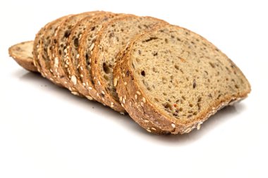 Lezzetli bir somun ekmek, düzgün dilimlenmiş, havadar kırıntılar ve çıtır çıtır ekmek, yemek, fırın ve ev yapımı yemek temaları için ideal.