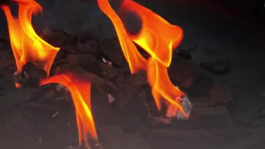 Yanan Kömürün Kapanışı ve Parlayan Közlü Turuncu Alevler. 4K Yavaş Hareket Videosu