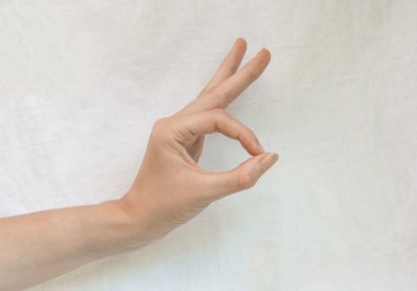 Beyaz bir arka plan üzerinde tamam diyerek jest