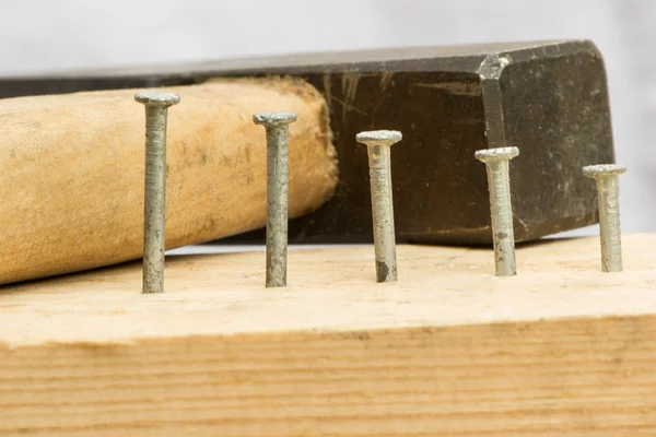 Los clavos martillados sobre el fondo del martillo — Foto de Stock