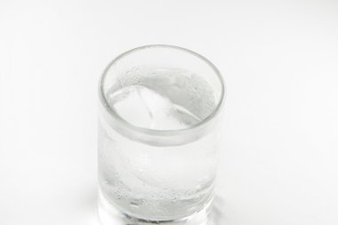 Beyaz bir arka plan üzerinde buz cin tonik