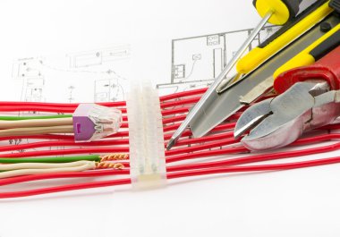 Beyaz bir arka plan üzerinde iş elektrikçi