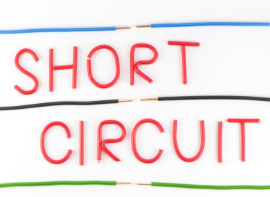 Beyaz bir arka plan üzerinde kelime kısa kablo