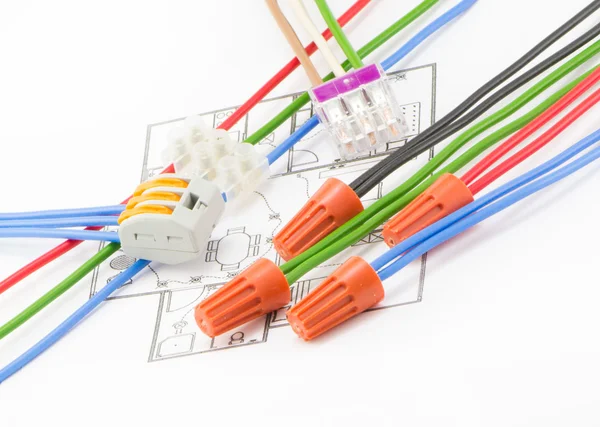 Terminaller için renkli kabloların takılı olduğundan