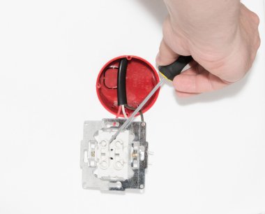 Ana elektrikçi geçiş bağlanır