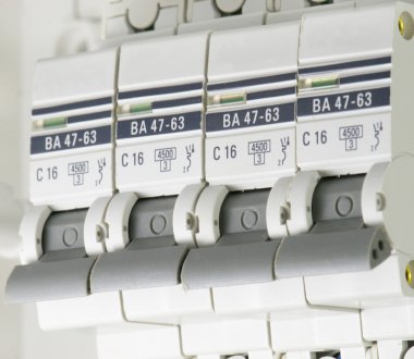 Evdeki elektrik devre kesiciler elektrik