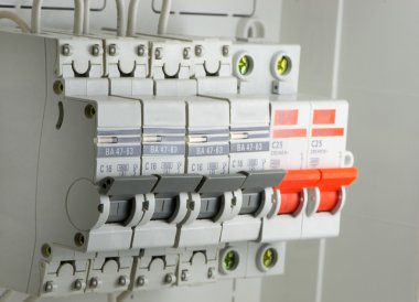 Devre kesiciler profesyoneller tarafından kullanılan