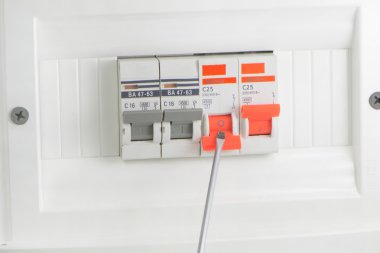 Tornavida devre kesici üzerinde devre dışı bırakır