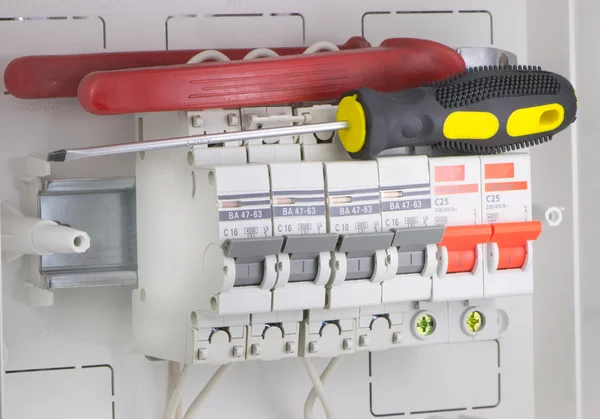 Tornavida ve wi ile elektrik kalkan bileşimi