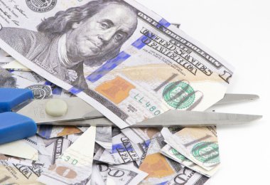 Dolar üzerinde beyaz bir arka plan kesme makası