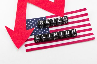 Clinton değerlendirme ifade bayrak arka plan üzerine düşüyor