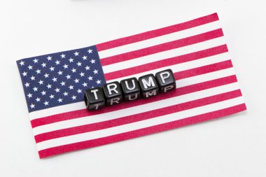 Beyaz bir arka plan üzerinde Trump kelime
