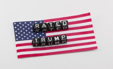 Beyaz bir arka plan üzerine Trump değerlendirme ifade