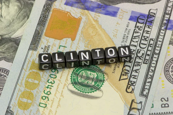 Clinton, bize dolar arka plan üzerinde — Stok fotoğraf