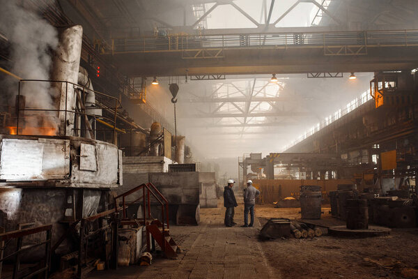 промышленный интерьер завода с большим количеством людей