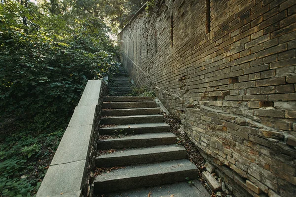 Vieux Escaliers Longs Près Mur Briques — Photo